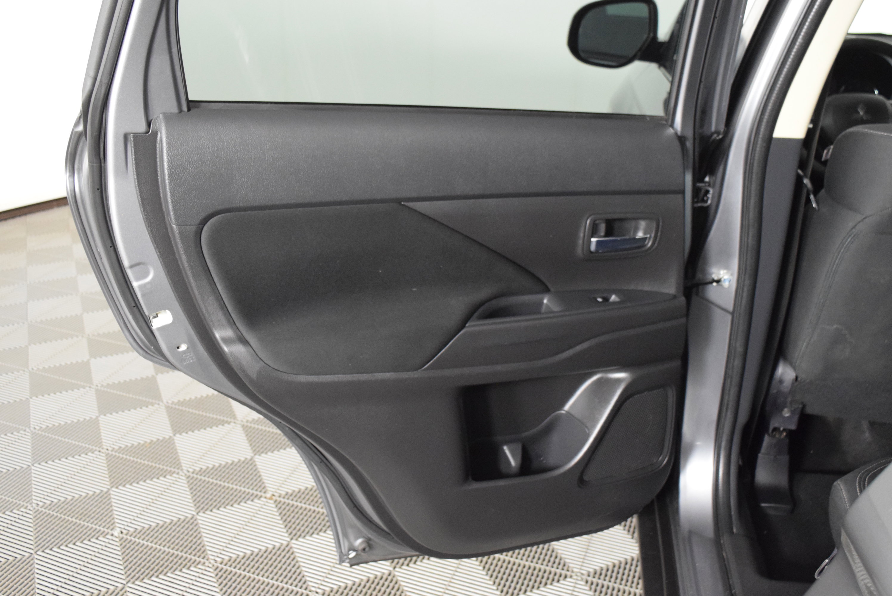 Used 2020 Mitsubishi Outlander ES image 27