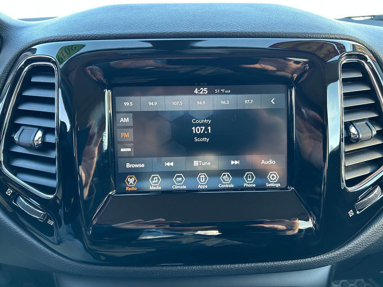 Used 2019 Jeep Compass Latitude image 10