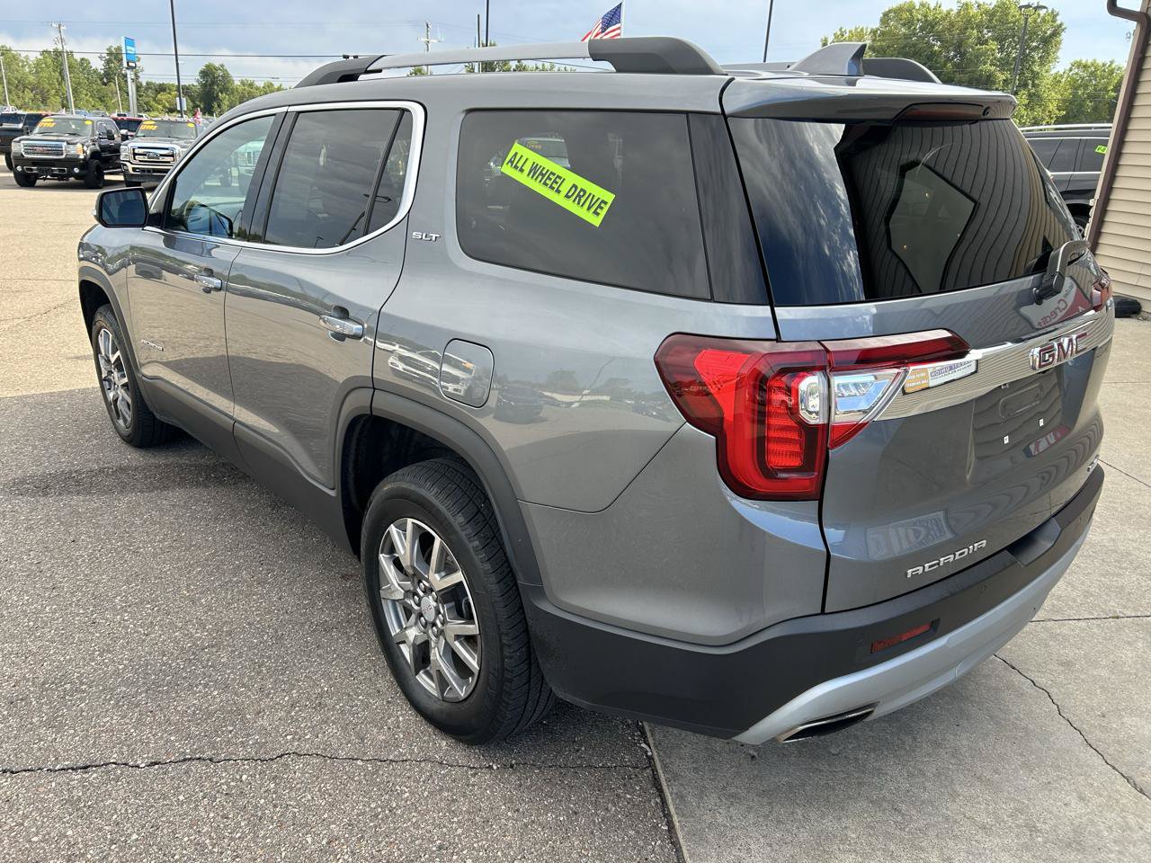 Used 2022 GMC Acadia SLT w/ LPO, Roadside Safety Package AWD/4WD image 7