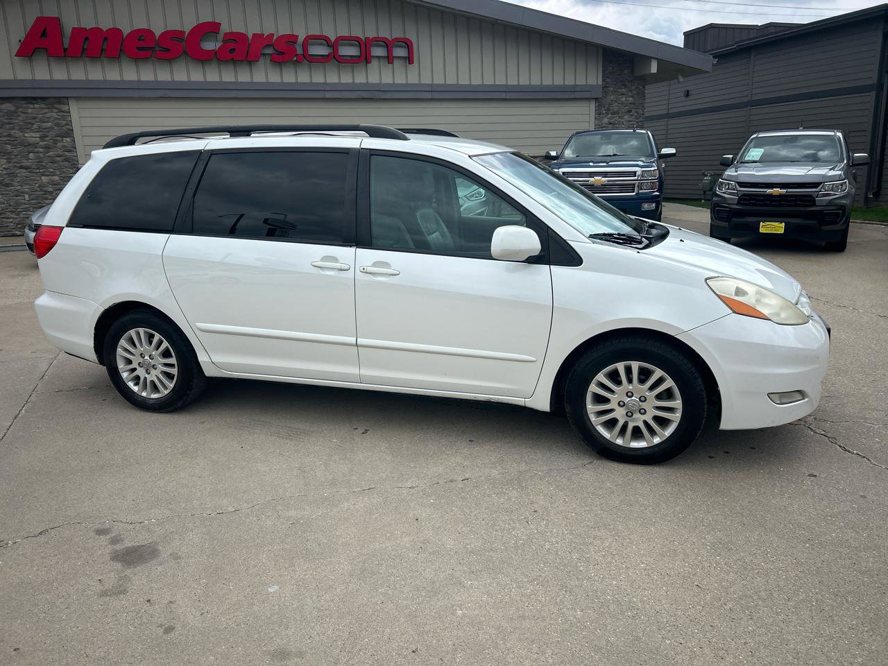 Used 2010 Toyota Sienna XLE FWD image 2