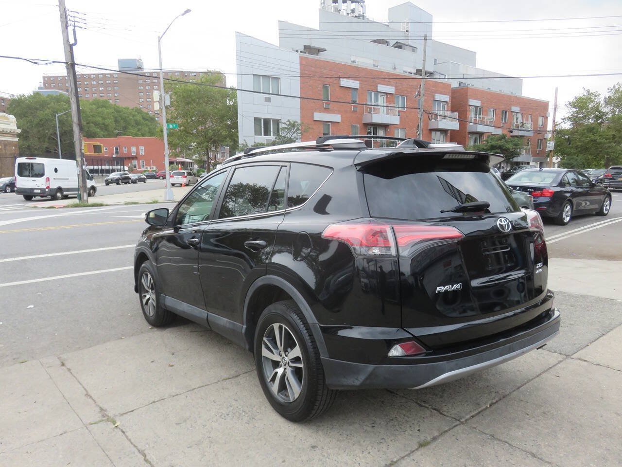 Used 2018 Toyota RAV4 XLE w/ Plus Extra Value Package AWD/4WD image 5