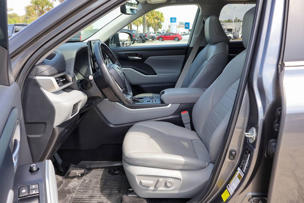 Used 2024 Toyota Highlander XLE image 8
