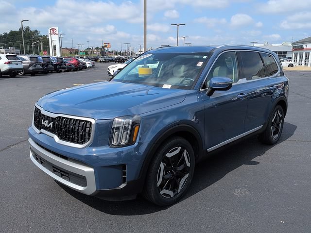 Used 2023 Kia Telluride EX w/ EX Captain's Chair Package AWD/4WD image 3