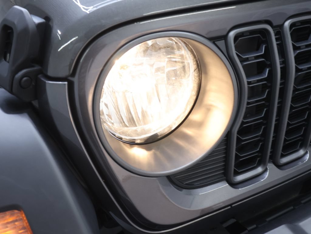 Used 2025 Jeep Gladiator Sport AWD/4WD image 28