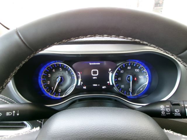 Used 2025 Chrysler Pacifica Limited image 8