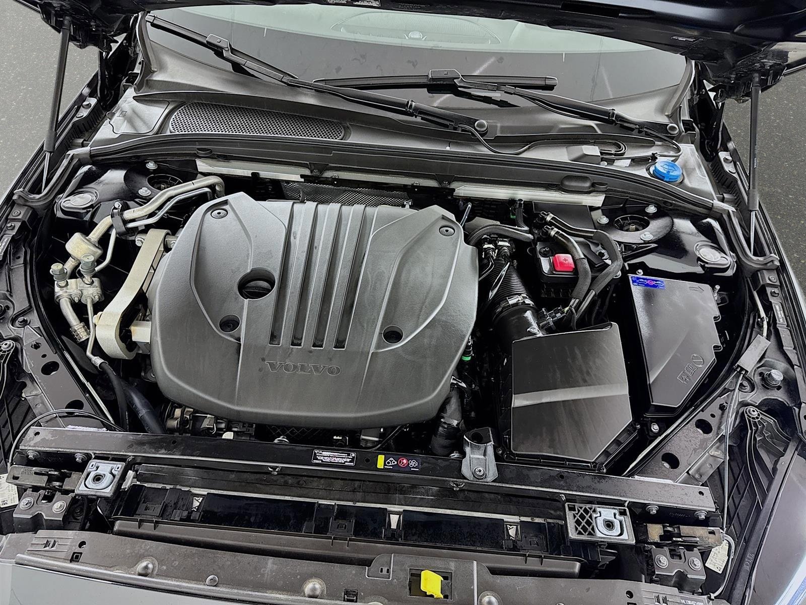 Used 2025 Volvo V60 B5 Cross Country Plus image 32