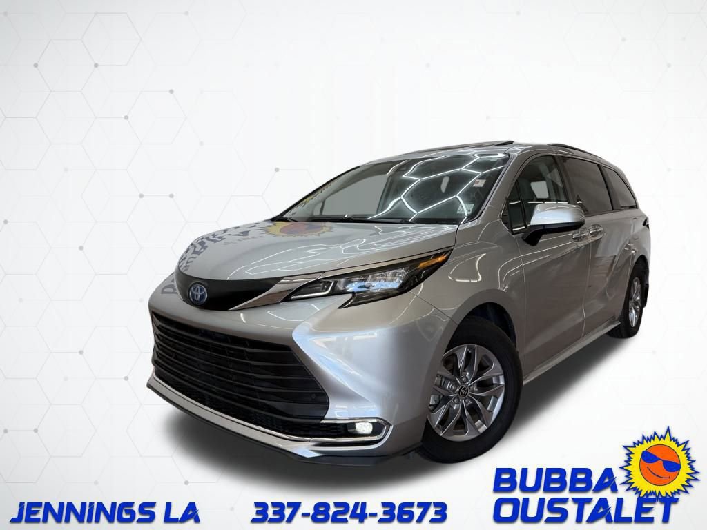 Used 2024 Toyota Sienna XLE image 1
