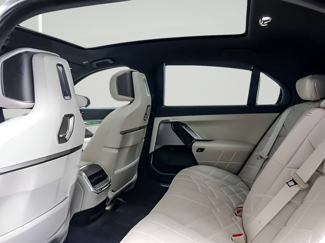 Used 2023 BMW 760i xDrive AWD/4WD image 12