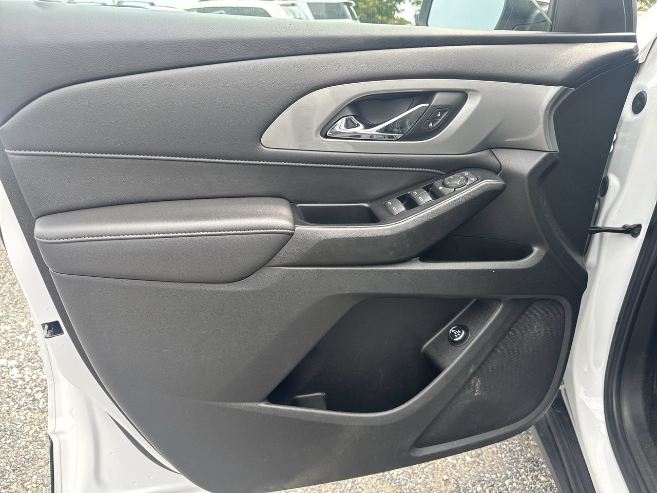 Used 2023 Chevrolet Traverse LT AWD/4WD image 2