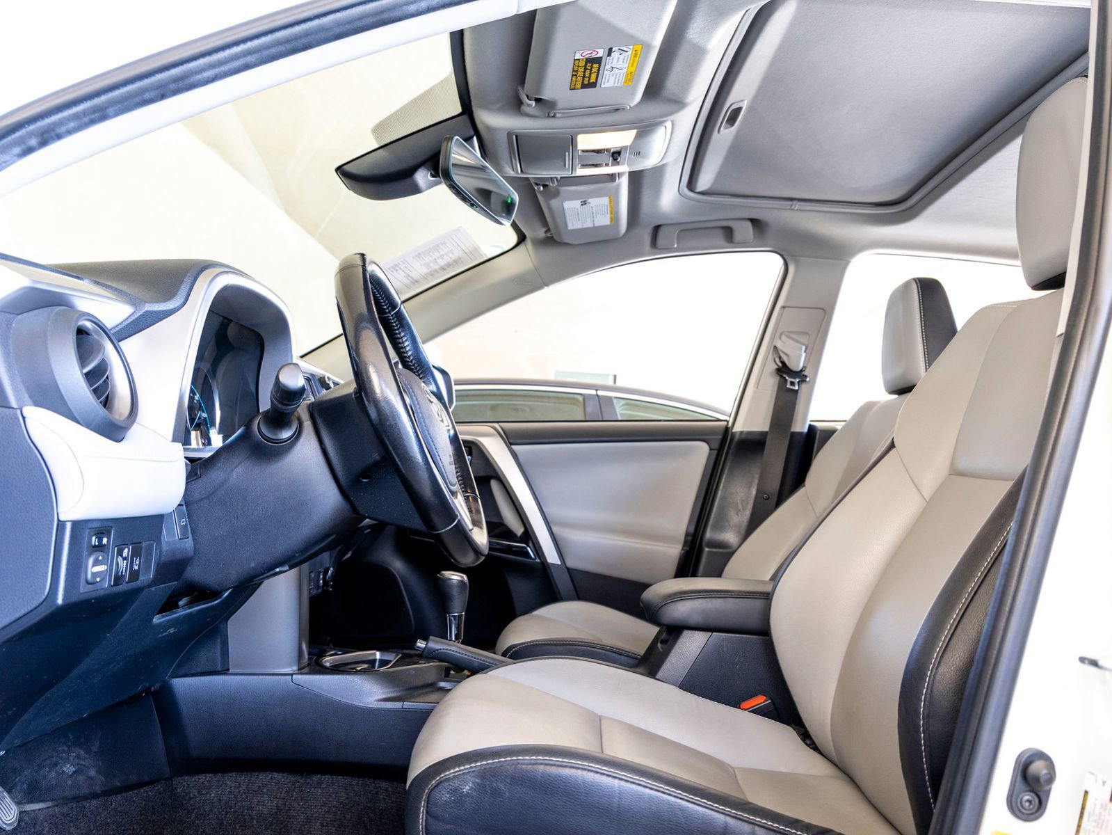 Used 2018 Toyota RAV4 Limited w/ Advanced Technology Package image 16