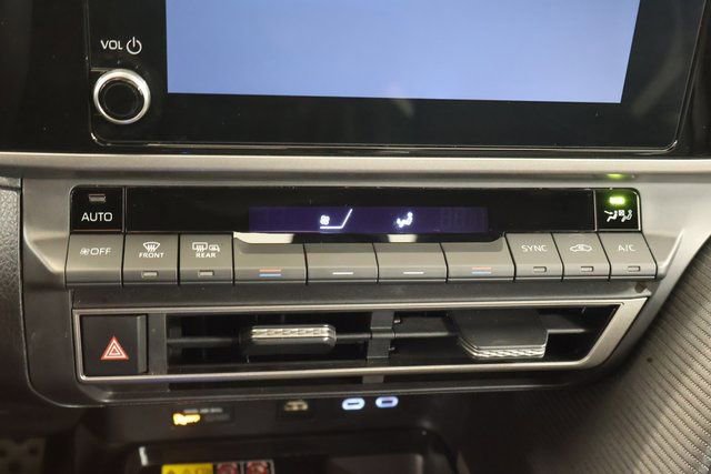 Used 2025 Toyota Camry SE image 23