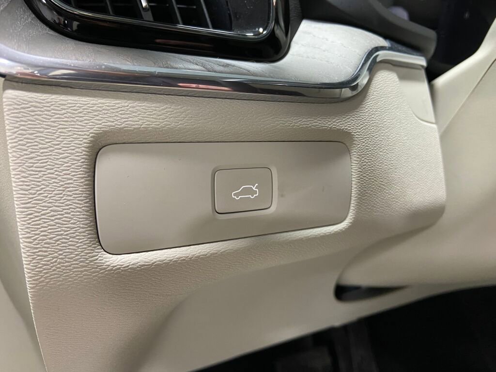 Used 2023 Volvo XC60 B5 Plus image 20