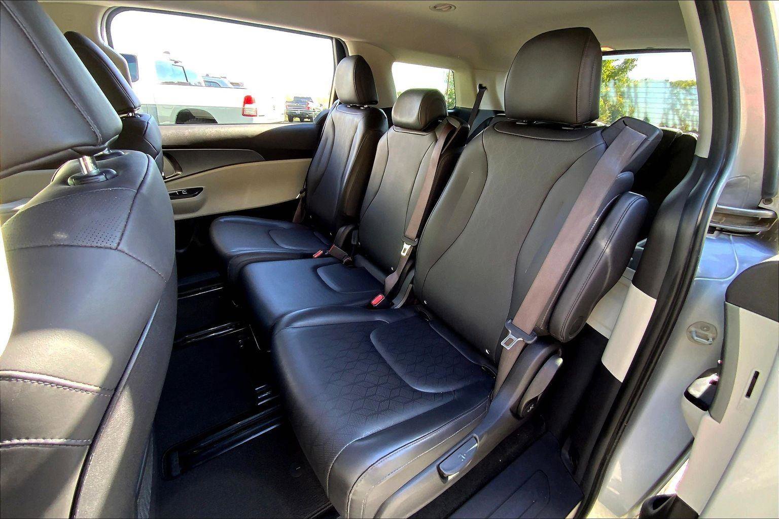 Used 2023 Kia Carnival LX image 24
