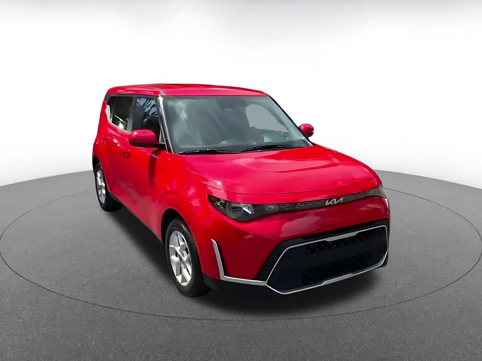 Used 2025 Kia Soul LX w/ LX Technology Package FWD image 3