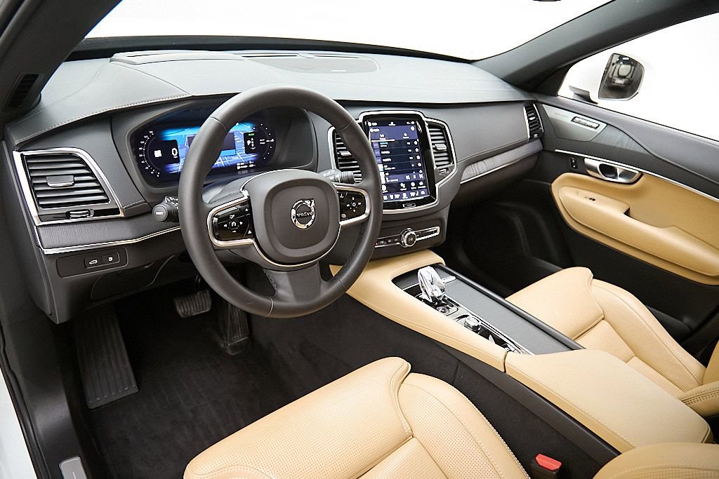 Certified 2024 Volvo XC90 T8 Ultimate w/ Protection Package image 12