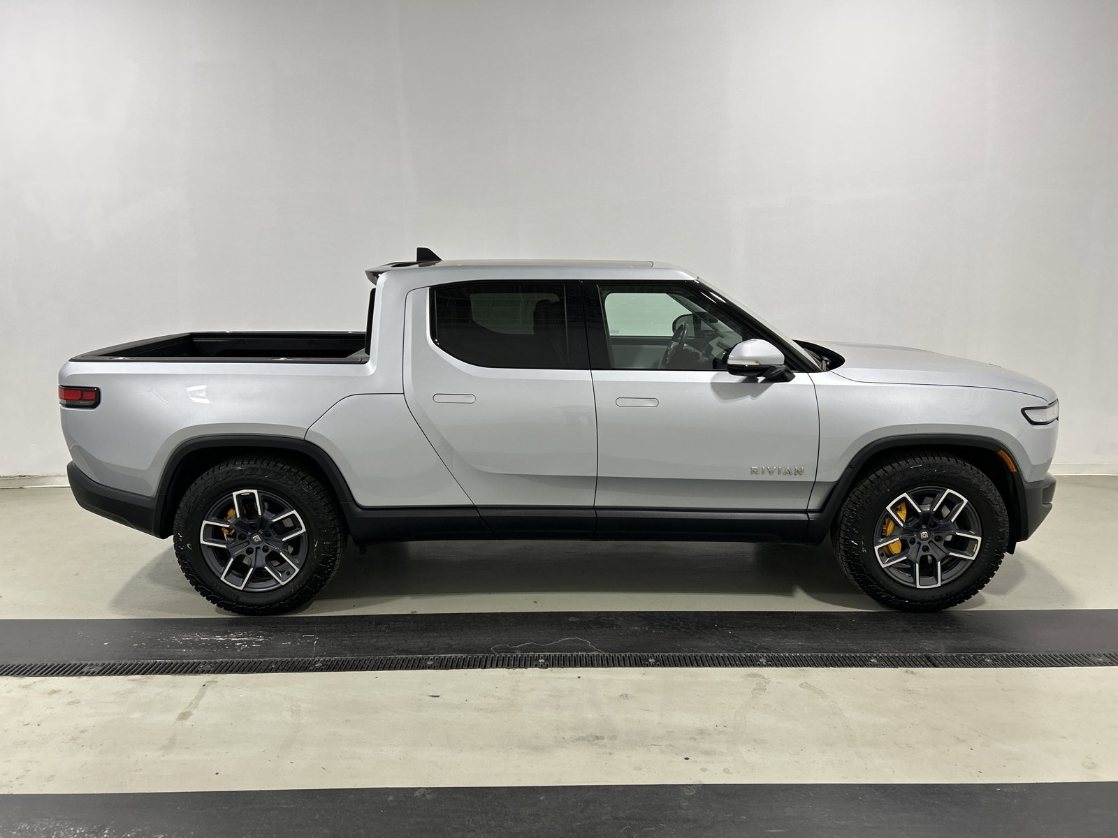 Used 2022 Rivian R1T Adventure image 6