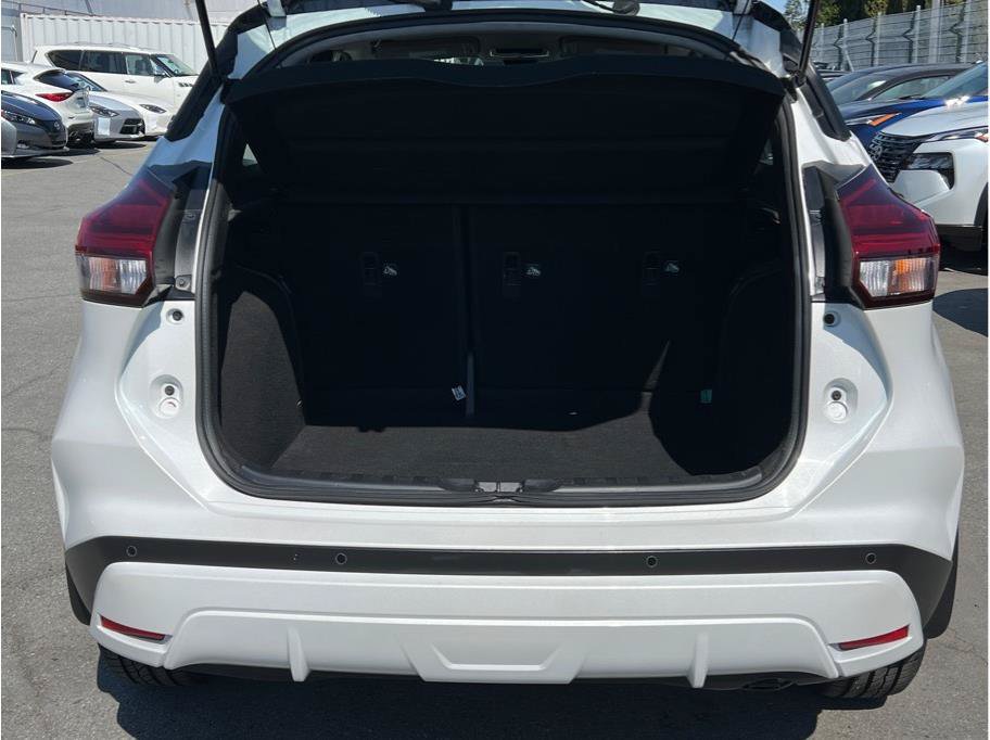 Used 2023 Nissan Kicks SR FWD image 5