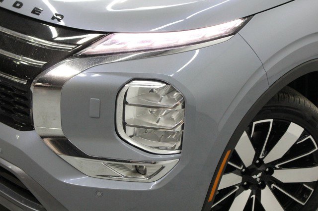 New 2026 Mitsubishi Outlander SE image 2