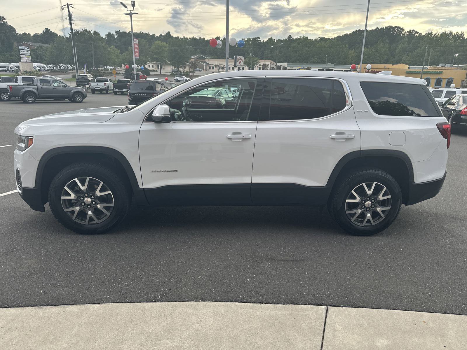 Used 2022 GMC Acadia SLE image 5