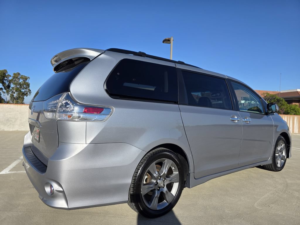 Used 2014 Toyota Sienna SE FWD image 8