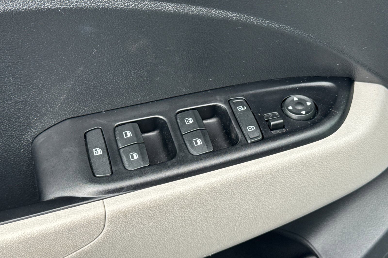 Used 2022 Hyundai Venue SEL FWD image 13