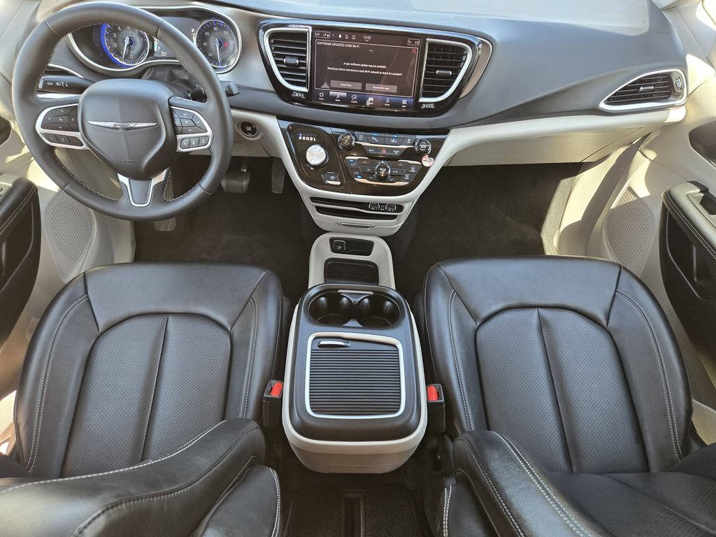 Used 2024 Chrysler Pacifica Touring-L FWD image 5