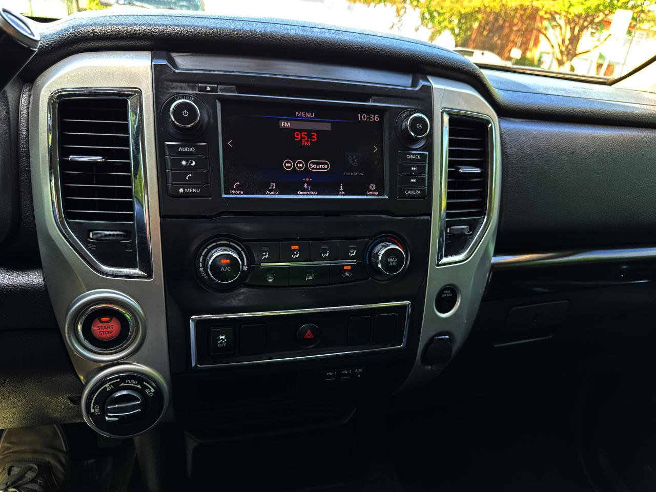 Used 2019 Nissan Titan SV AWD/4WD image 23
