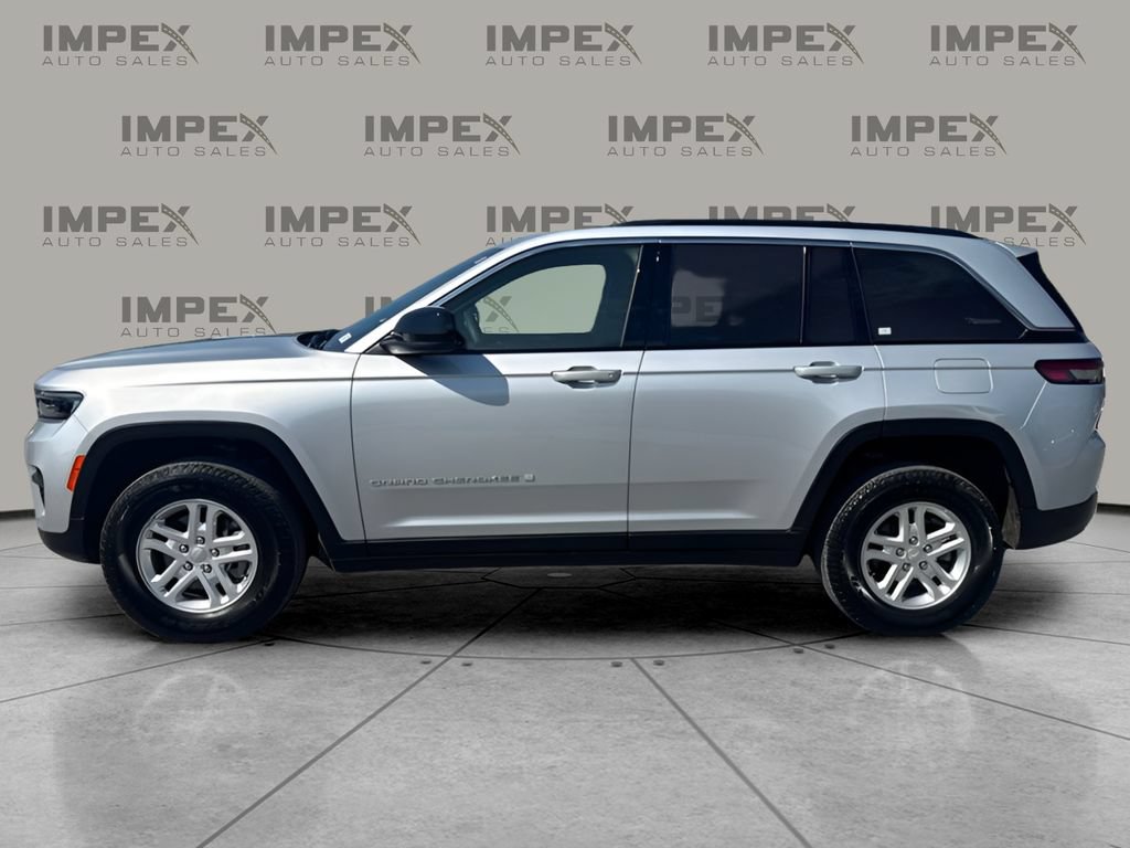 Used 2024 Jeep Grand Cherokee Laredo AWD/4WD image 2