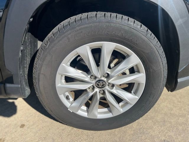 Used 2022 Toyota Corolla Cross LE image 18