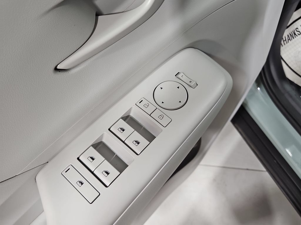 Certified 2025 Hyundai Kona SEL AWD/4WD image 13
