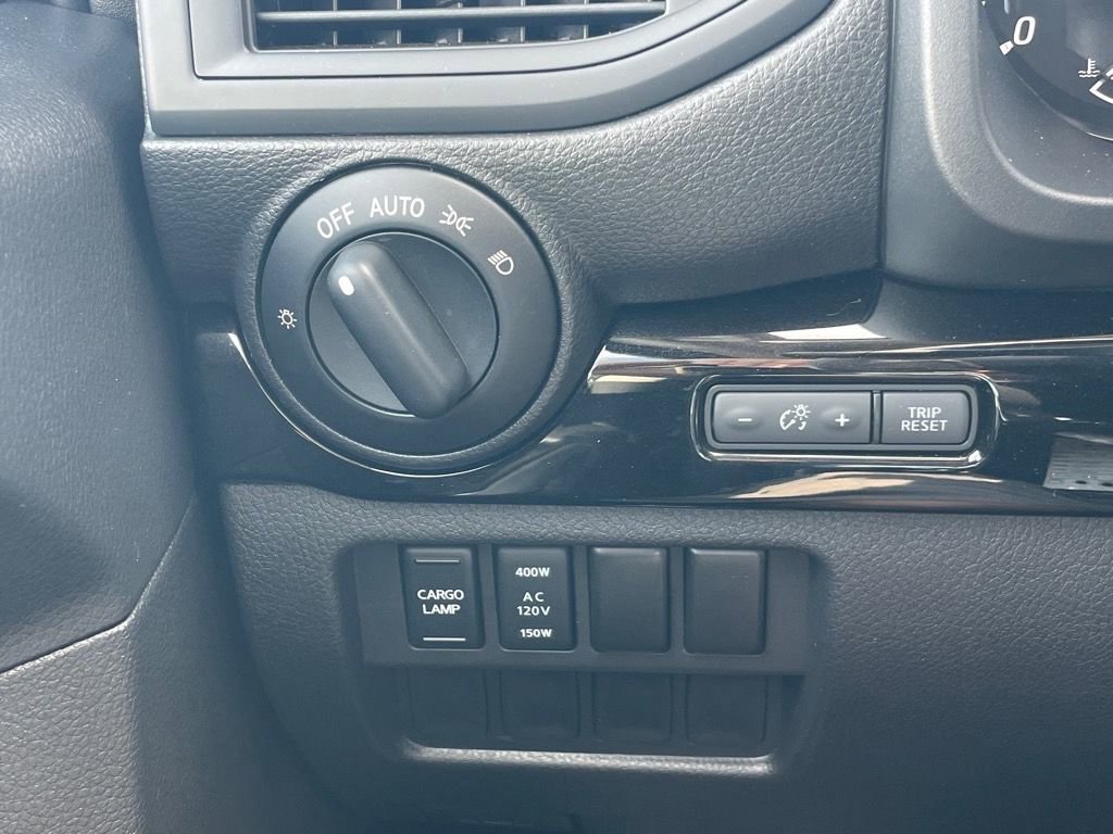 Used 2024 Nissan Titan SV w/ SV Convenience Package image 18