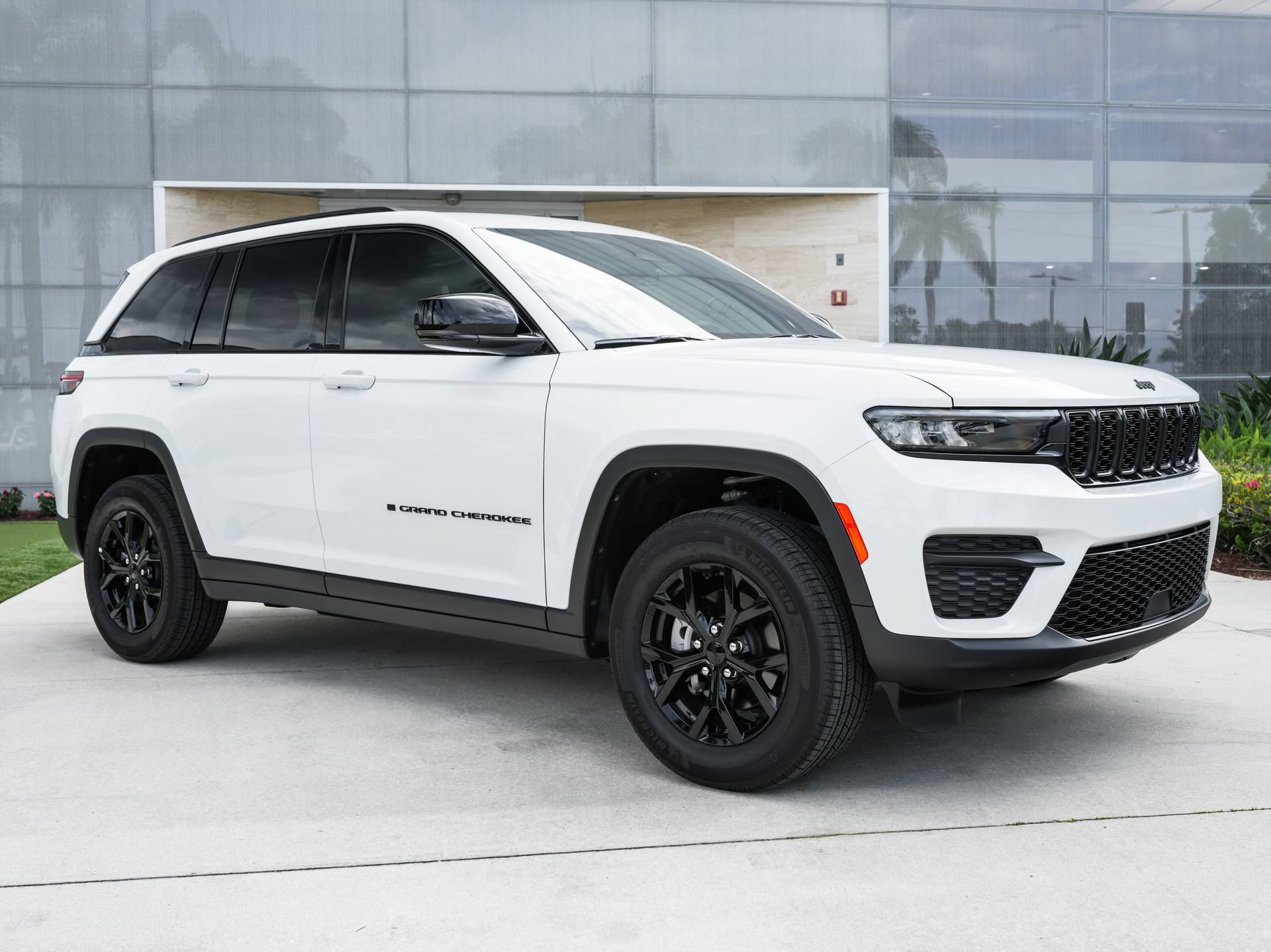 Used 2025 Jeep Grand Cherokee Altitude RWD image 4