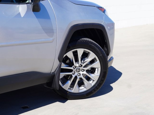 Used 2021 Toyota RAV4 XLE Premium w/ Carpet Mat Package (TMS) FWD image 9