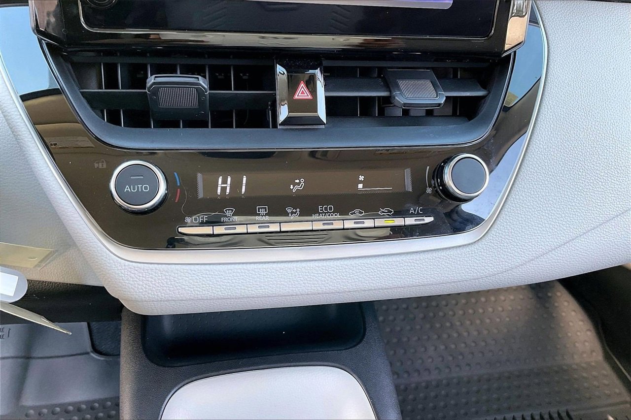 Used 2025 Toyota Corolla LE image 18