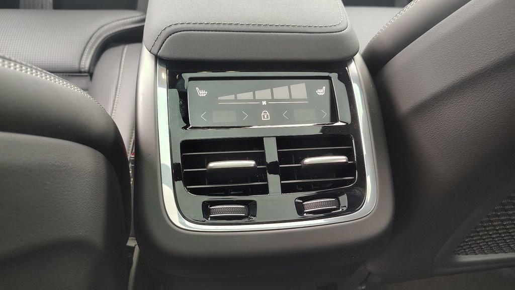 New 2026 Volvo XC60 B5 Ultra w/ Climate Package image 30