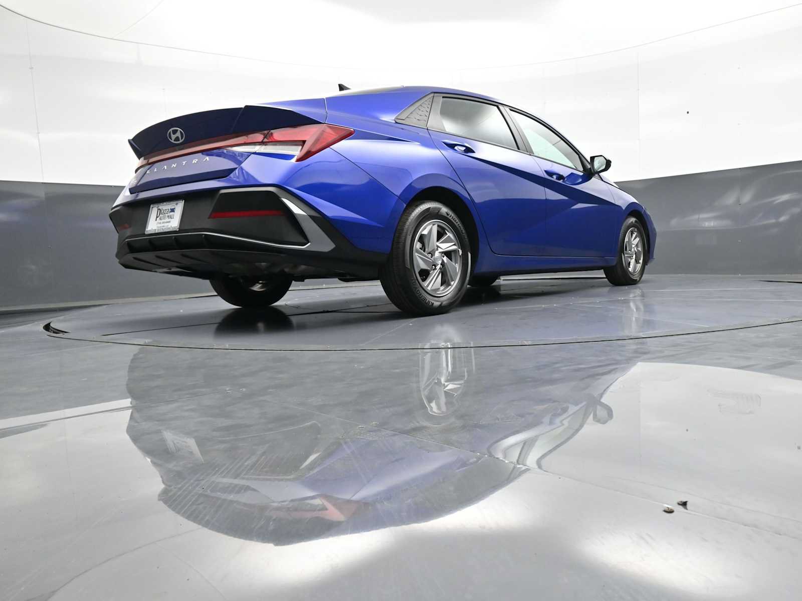 Certified 2025 Hyundai Elantra SE FWD image 28
