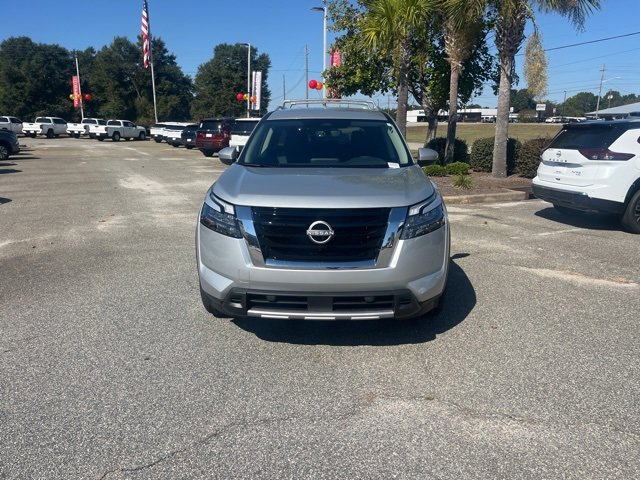 New 2025 Nissan Pathfinder SL image 2