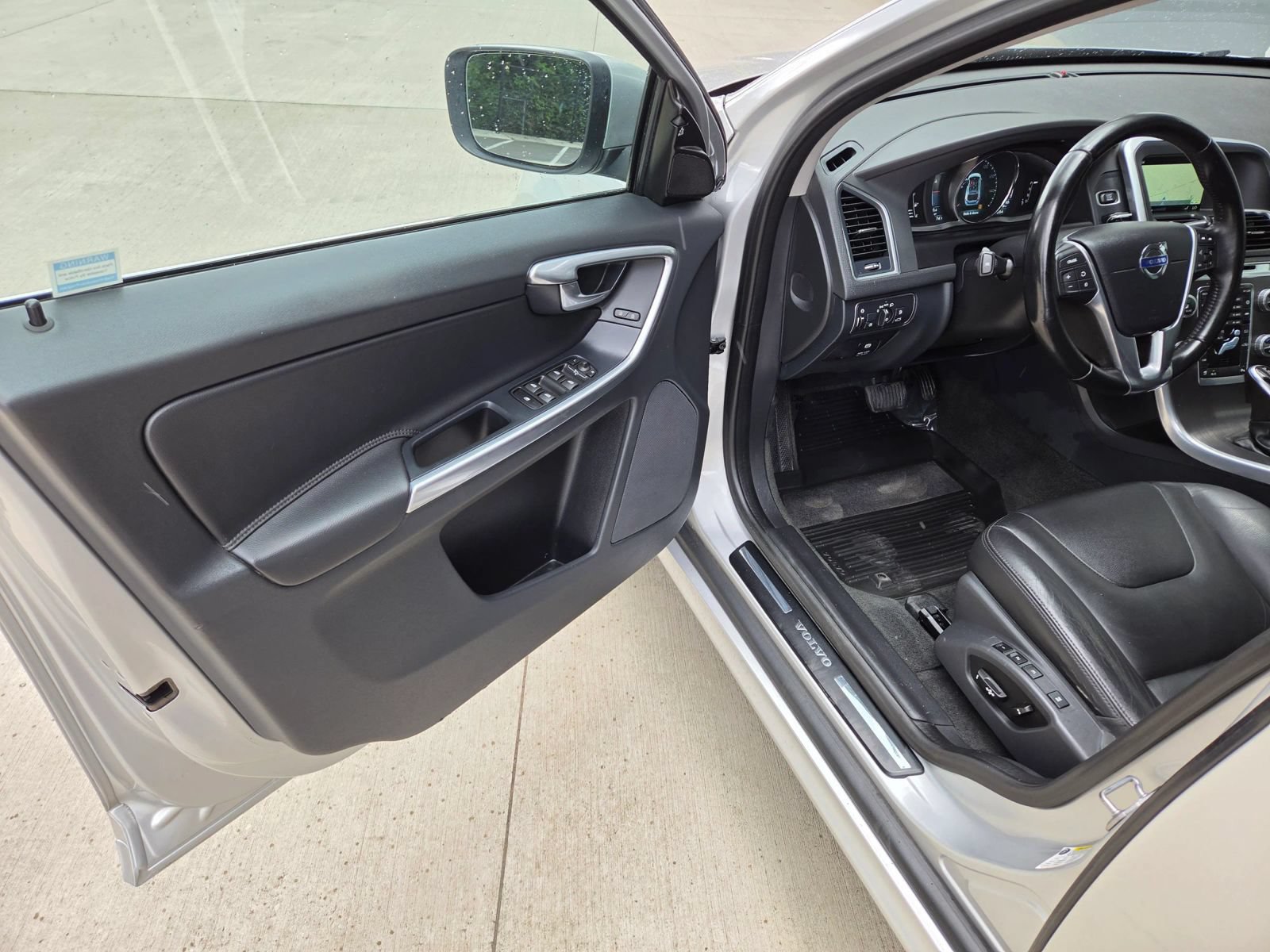 Used 2015 Volvo XC60 T5 AWD/4WD image 11