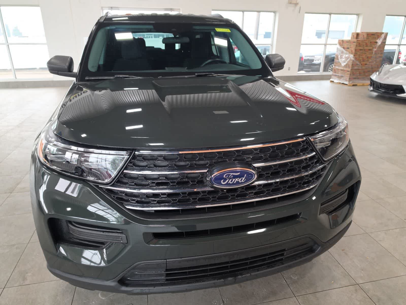 Used 2023 Ford Explorer XLT AWD/4WD image 3