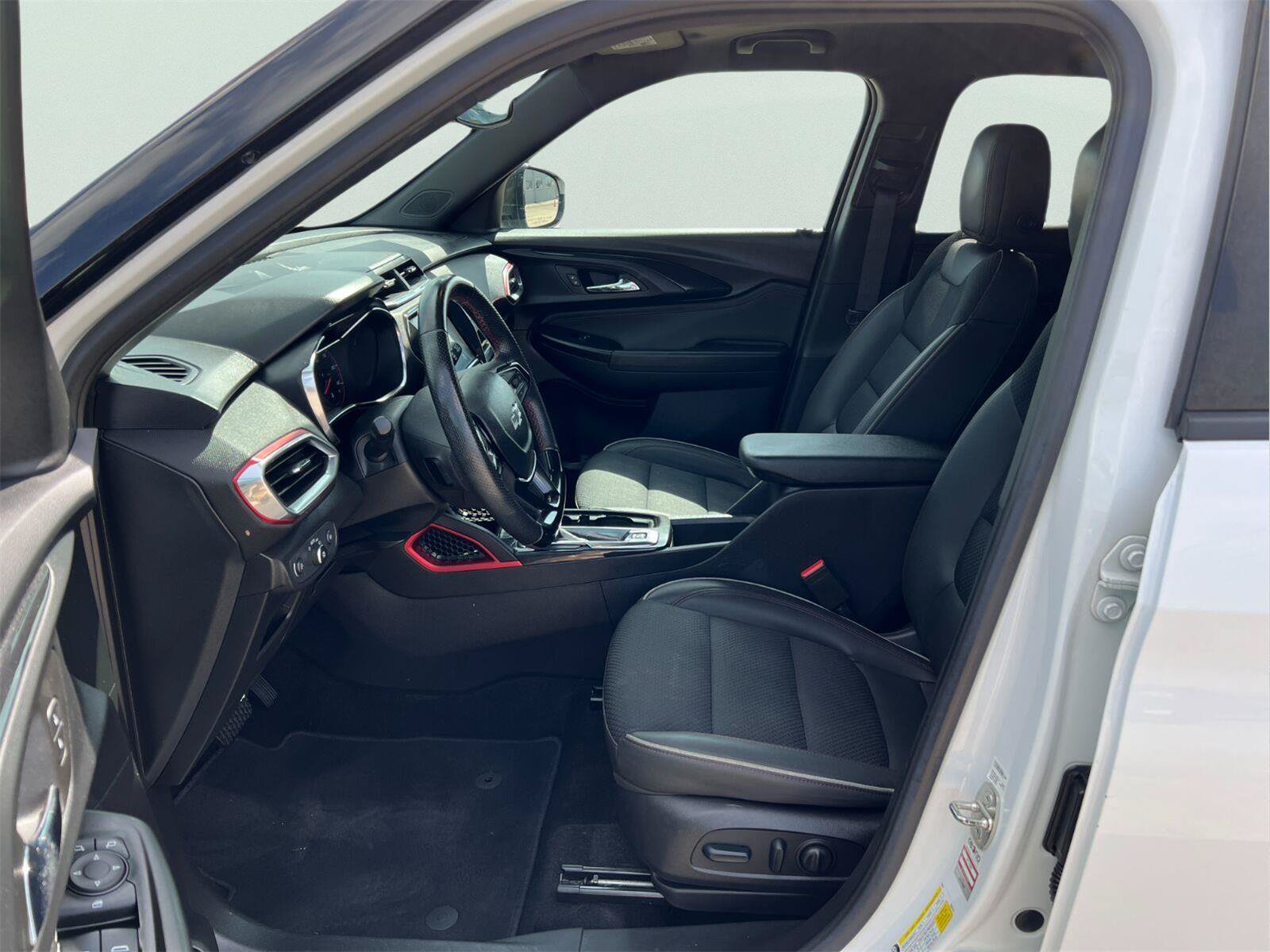 Used 2023 Chevrolet TrailBlazer RS w/ Sun and Liftgate Package FWD image 9
