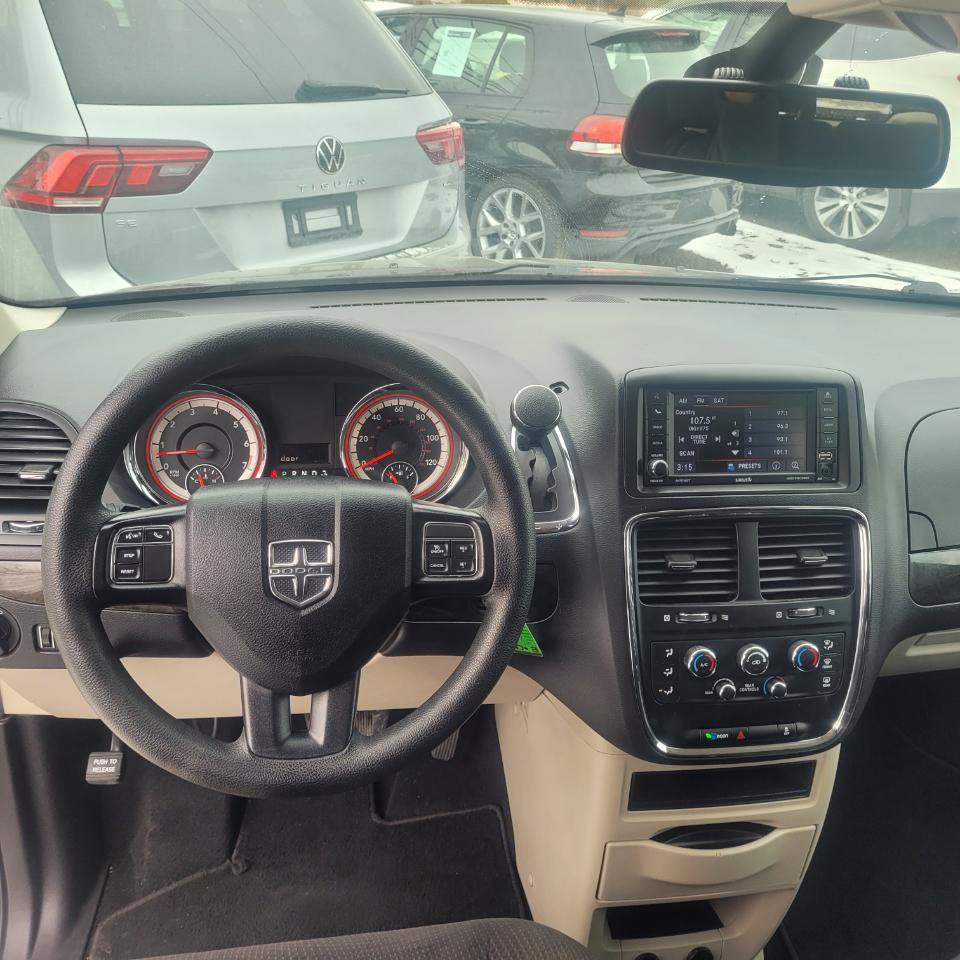 Used 2019 Dodge Grand Caravan SE w/ UConnect Hands-Free Group image 14