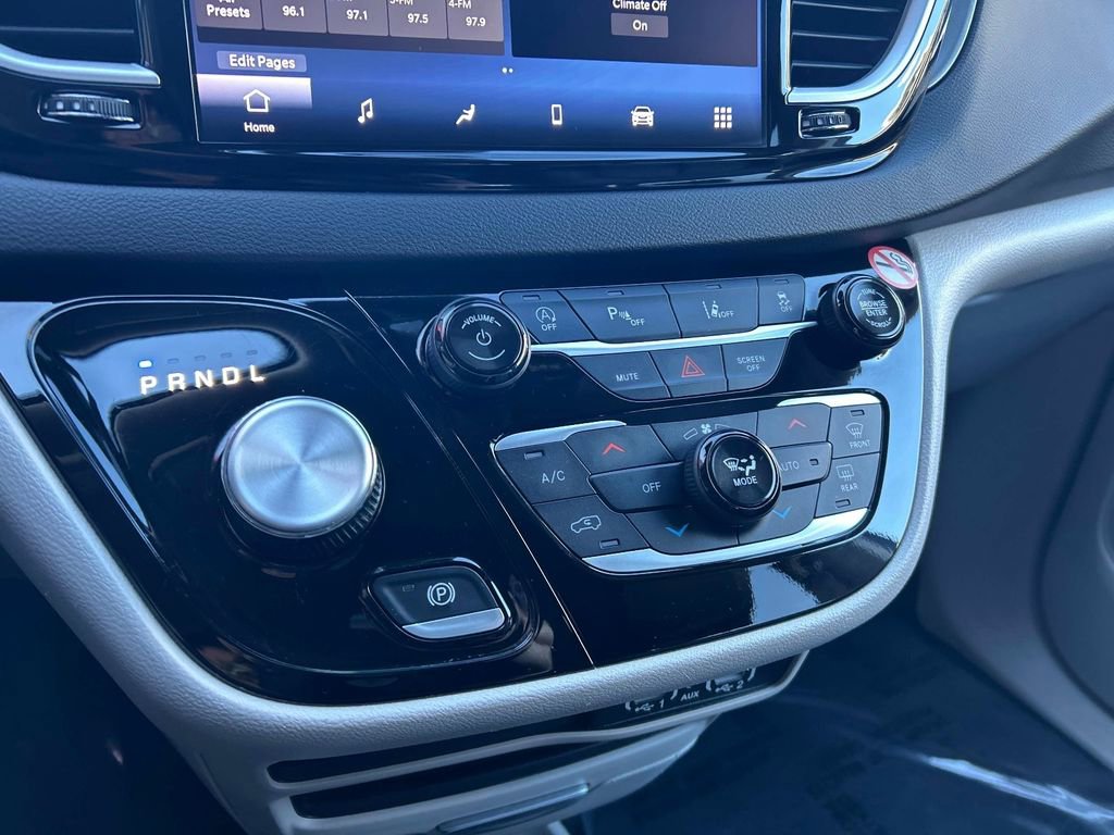Used 2024 Chrysler Pacifica Touring-L image 31