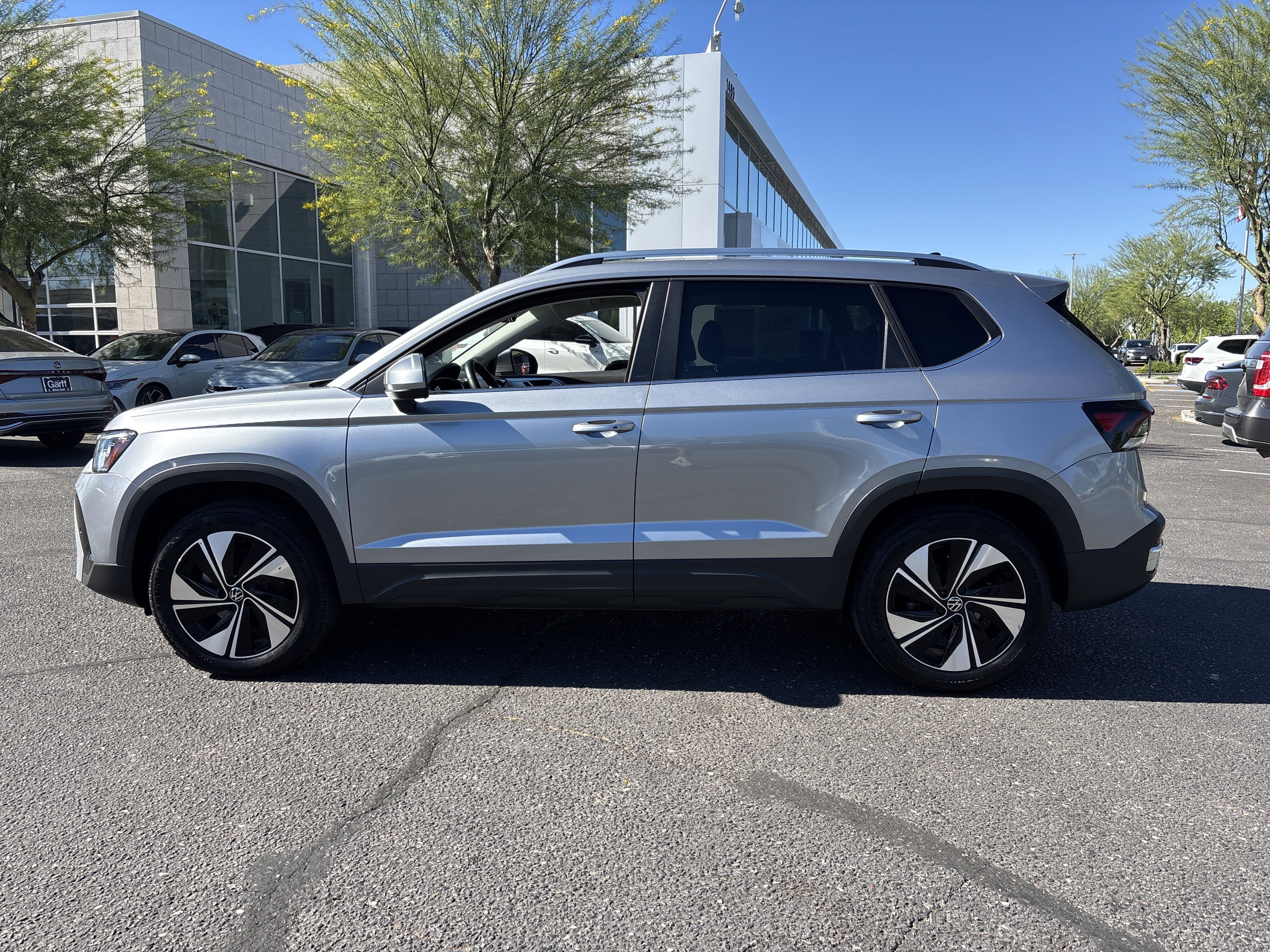 Used 2025 Volkswagen Taos SE image 2