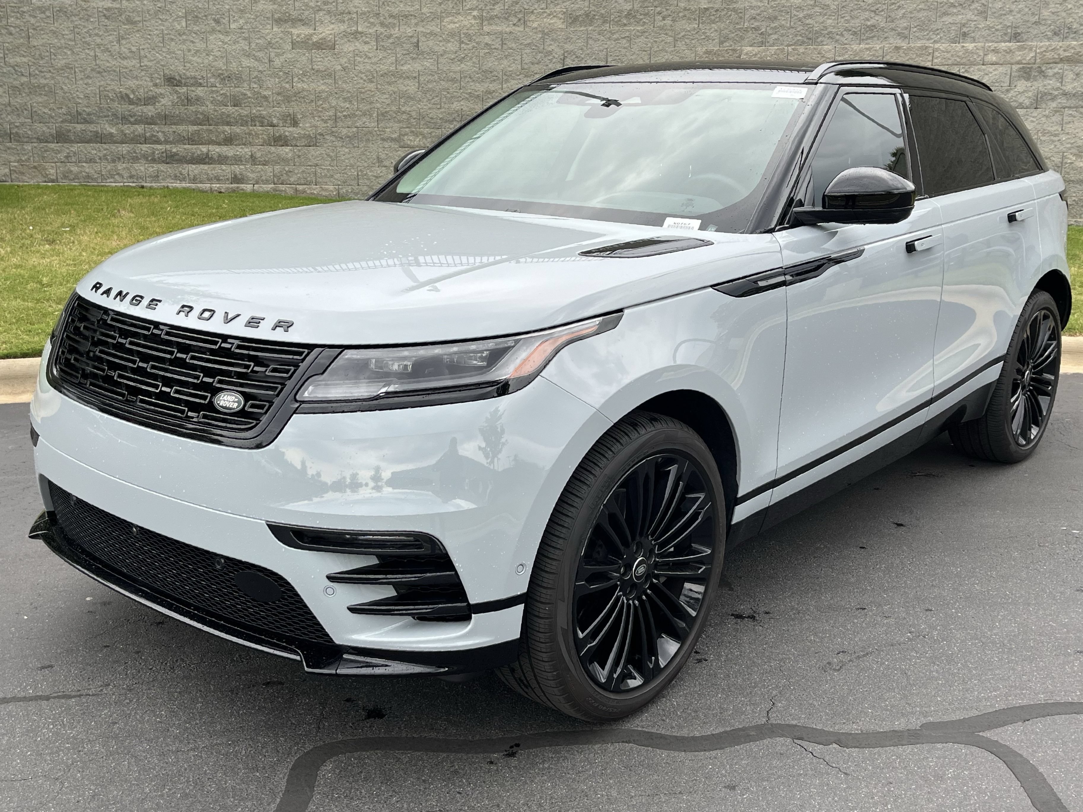 Used 2025 Land Rover Range Rover Velar Dynamic SE AWD/4WD image 2