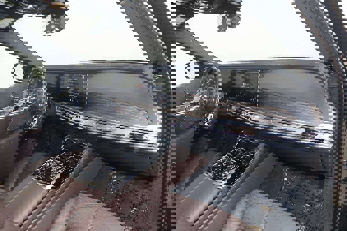 Used 2023 BMW 740i w/ Parking Assistance Package image 57