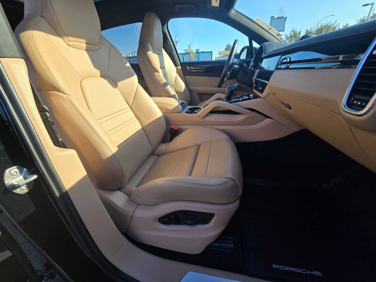 Used 2023 Porsche Cayenne Platinum Edition image 11