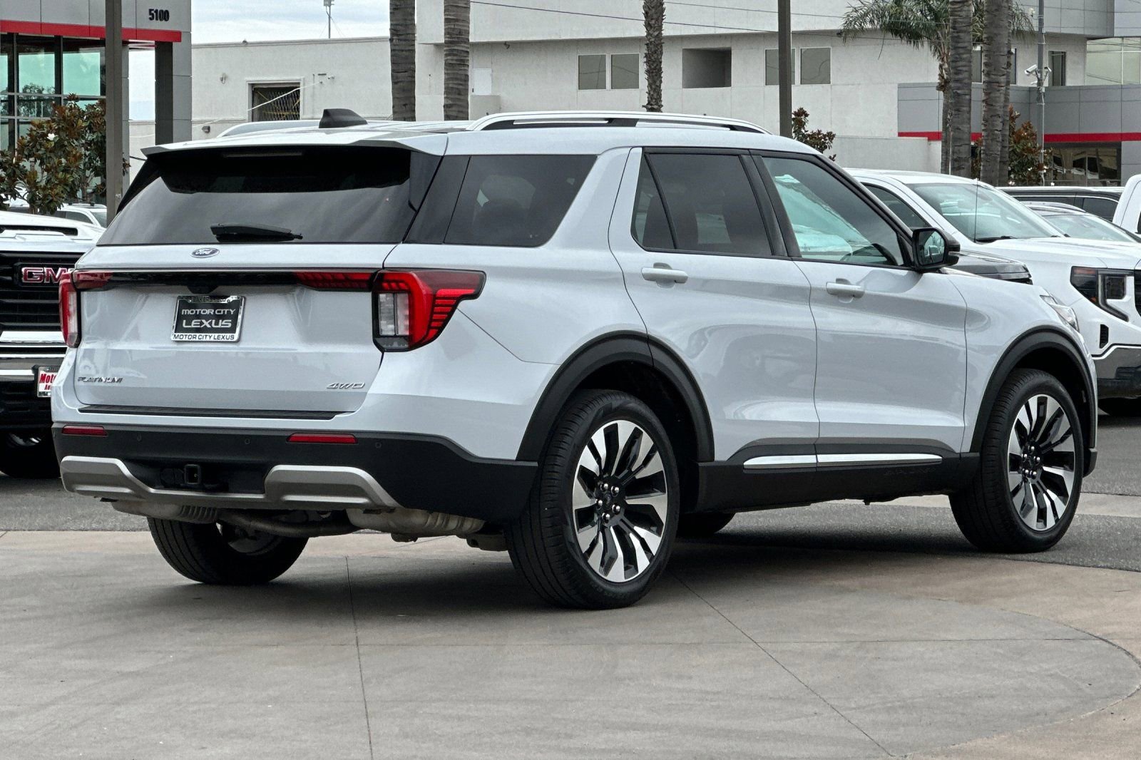 Used 2025 Ford Explorer Platinum w/ LUX Leather Package AWD/4WD image 4