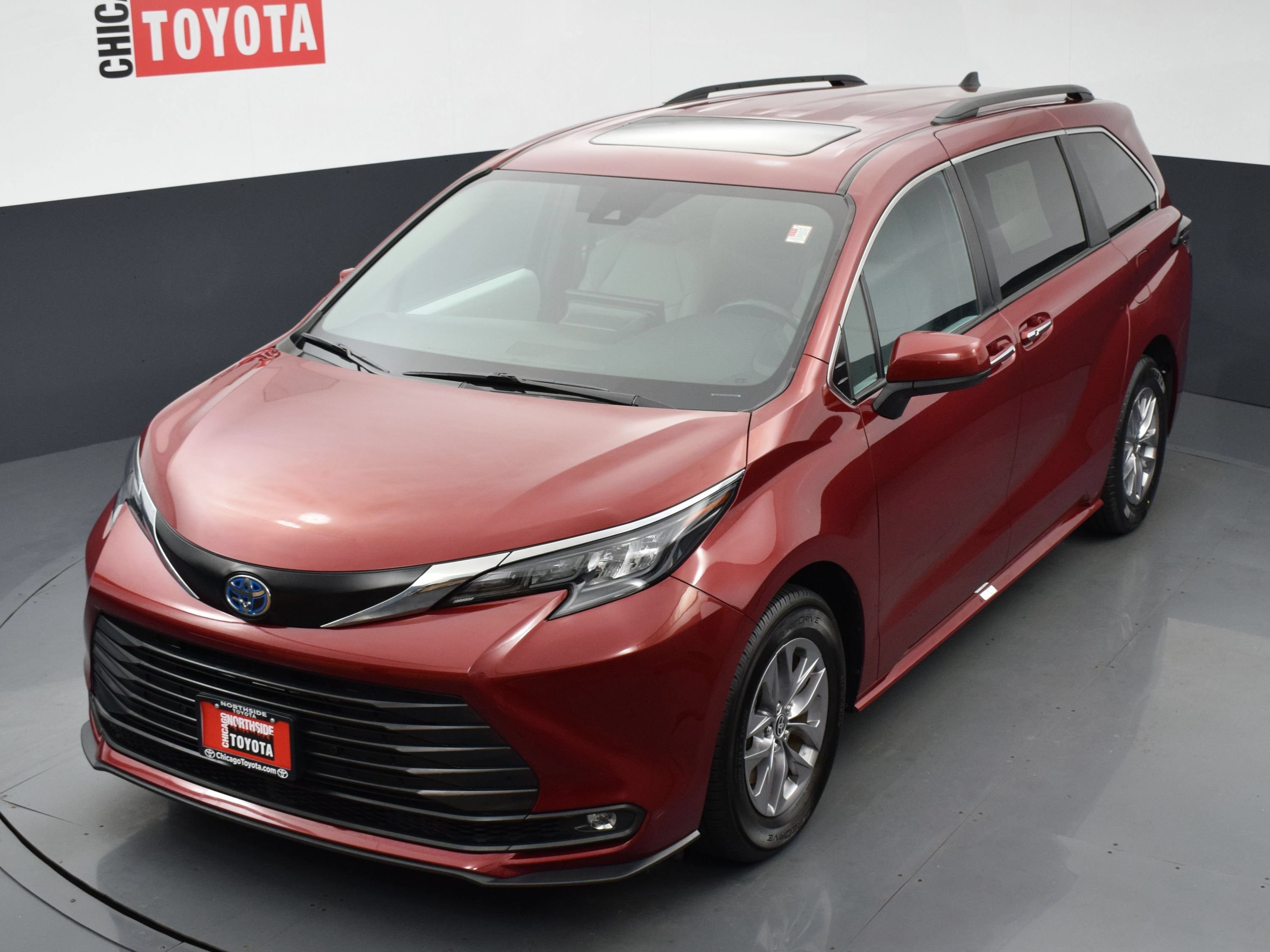 Used 2025 Toyota Sienna XLE FWD image 28