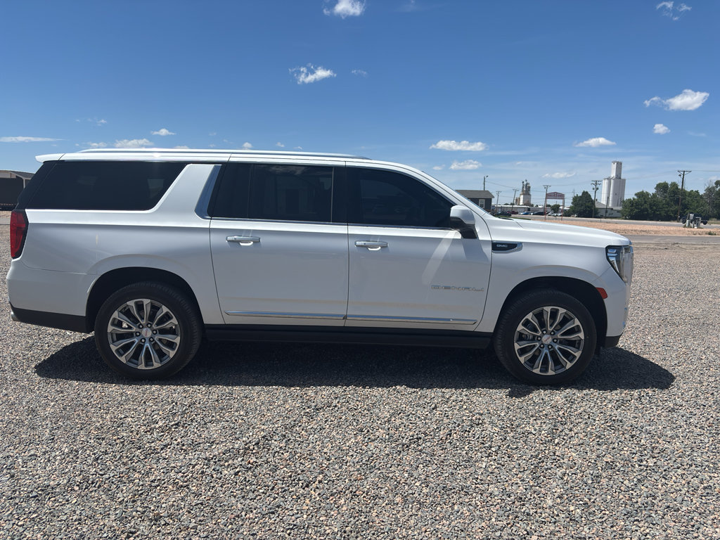 Used 2021 GMC Yukon XL Denali w/ Denali Ultimate Package AWD/4WD image 3