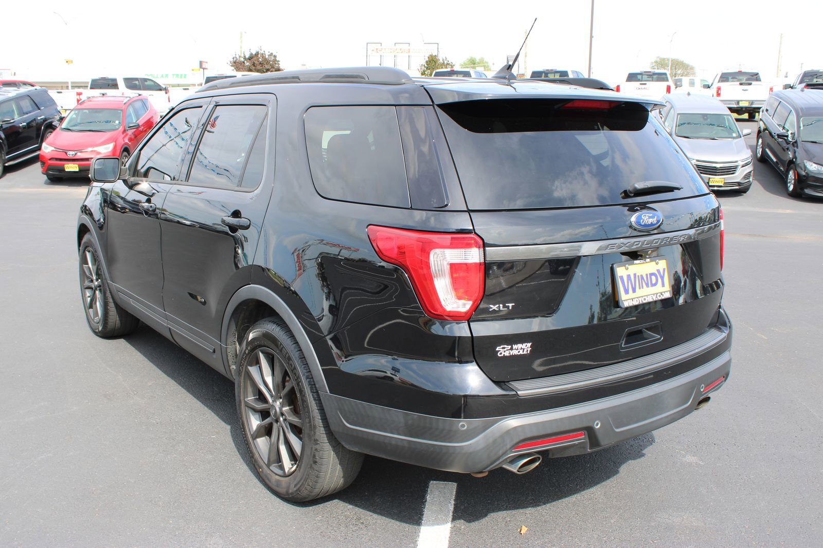 Used 2018 Ford Explorer XLT w/ Equipment Group 202A image 6